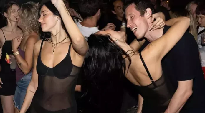 Dua Lıpa kutlama partisinde transparan elbisesiyle dikkat çekti