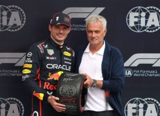 Max Verstappen, ödülünü Jose Mourınho’dan aldı