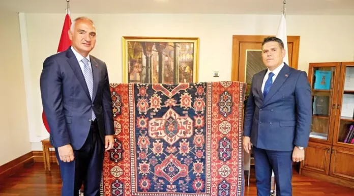 İtalyan sanatsever tarihi halıyı karşılıksız iade etti… Grazie signore