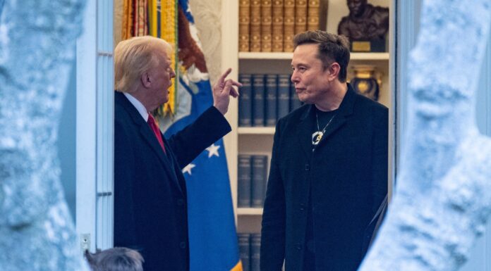 Trump, Musk’ı tehdit etti: Tesla hisseleri çakıldı
