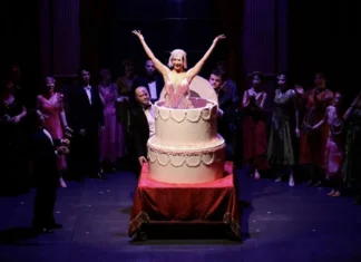 Soprano pastanın içinde bayılıyordu