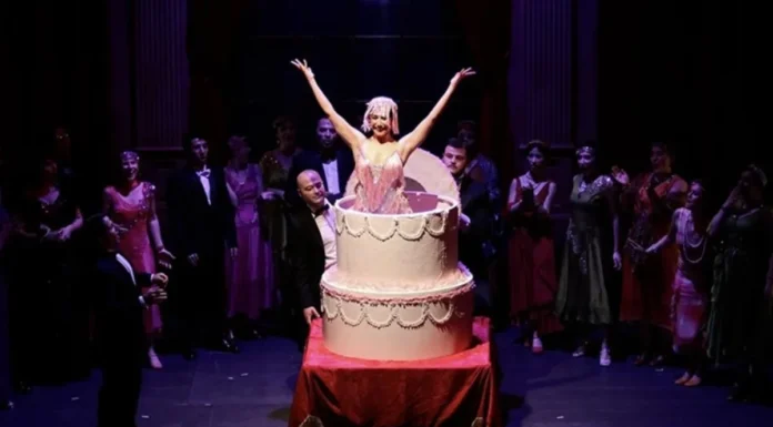 Soprano pastanın içinde bayılıyordu