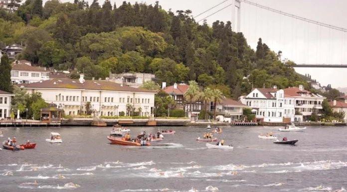 Rus yüzücü yarışmada kayboldu. Boğaz’da muamma