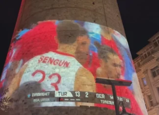 12 Dev Adam Galata Kulesi’nde. Final mücadelesini binlerce kişi izledi