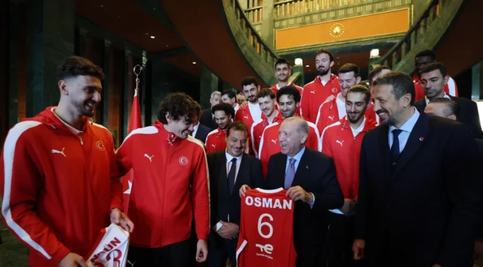 12 Dev Adam Külliye’de. Cumhurbaşkanı Erdoğan, A Milli Basketbol Takımı’nı kabul etti