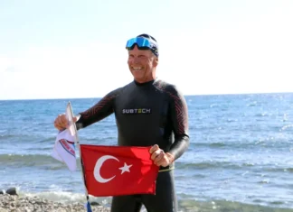 Yüze yüze eve dönüyor