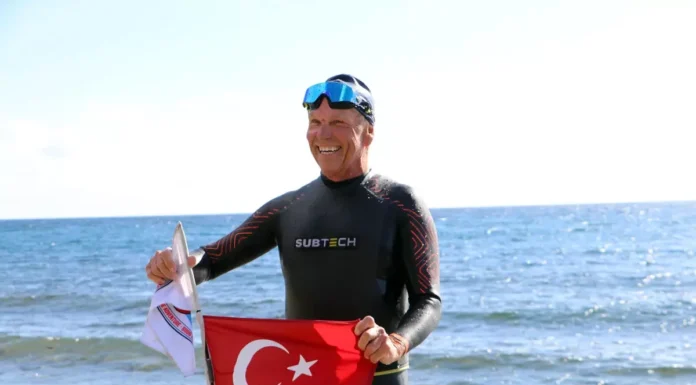 Yüze yüze eve dönüyor