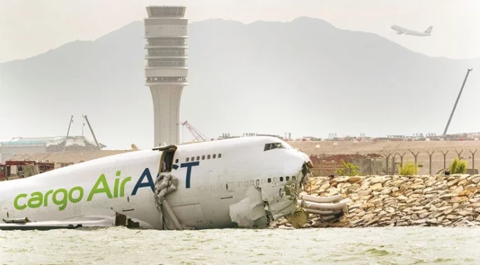 Türk kargo uçağı denize sürüklendi