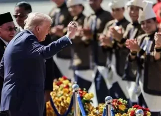 Asya turuna çıkan Trump yine sosyal medyaya düştü! Uçaktan inip dans etti