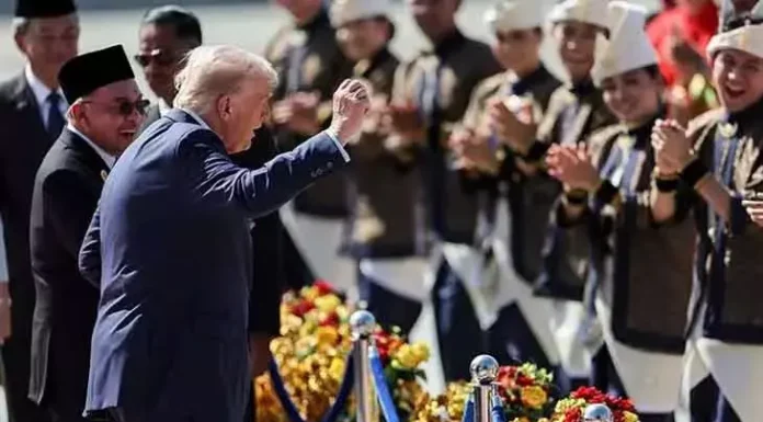 Asya turuna çıkan Trump yine sosyal medyaya düştü! Uçaktan inip dans etti