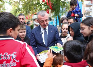 Kocaeli’de gelenek bozulmadı, kitaplar yine ağaçlarda açtı