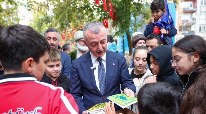 Kocaeli’de gelenek bozulmadı, kitaplar yine ağaçlarda açtı