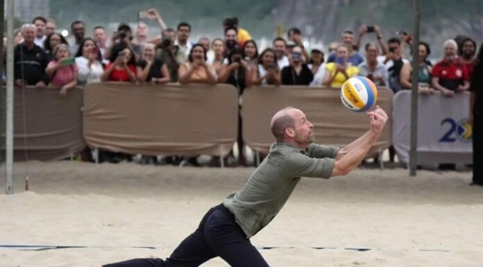 Prens William, Rio de Janeiro’da: Gençlerle voleybol oynadı