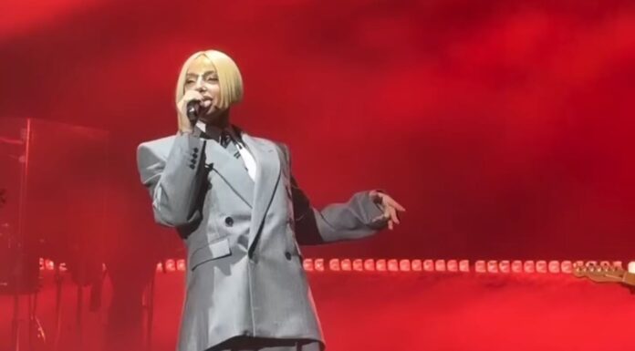 Gülşen dolunayda ışıldadı