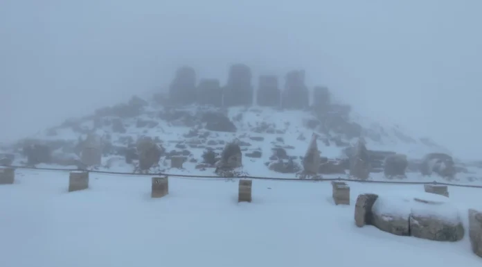 Nemrut Dağı’nda ilk kar yağdı, heykeller beyaza büründü