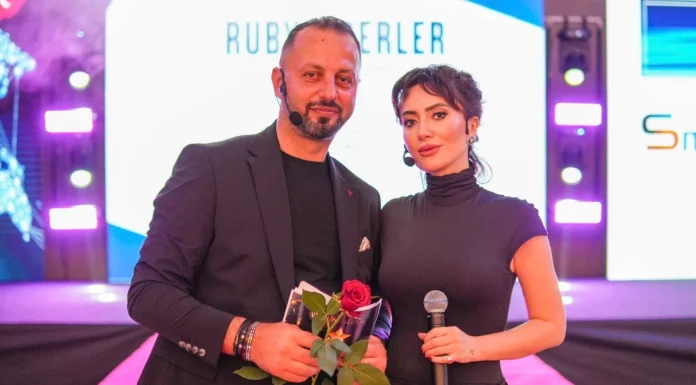 Tuğba Ünal gala sahnesiyle beğeni topladı