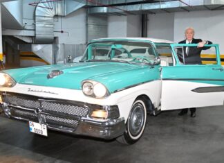 Devlet Bahçeli MYK üyesine araç hediye etti