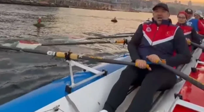 Ata Demirer, Haliç’te kürek çekti