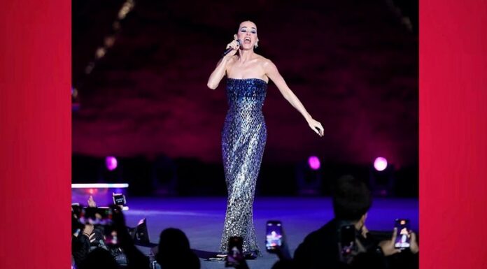 Katy Perry Giza Piramitleri’nde sahne aldı