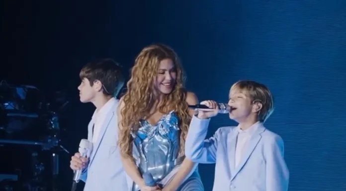 Buenos Aires sahnesinde Shakira ve oğulları