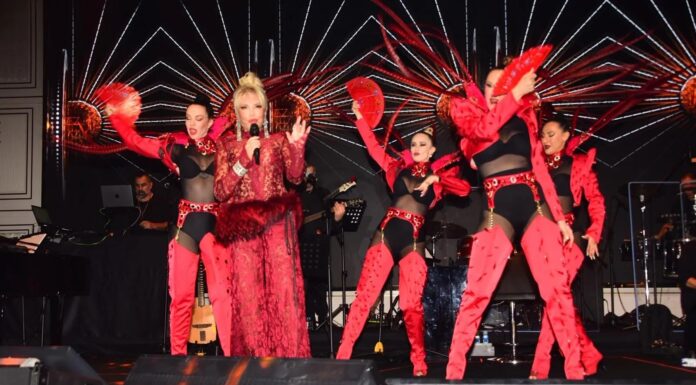 Ajda Pekkan Kıbrıs’ta sevenleriyle buluştu