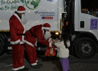 Kuşadası’nda Noel Baba kıyafetli temizlik