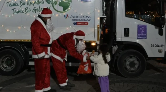 Kuşadası’nda Noel Baba kıyafetli temizlik