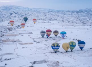 Kar altındaki Kapadokya’yı balondan böyle izlediler
