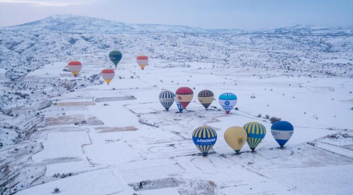 Kar altındaki Kapadokya’yı balondan böyle izlediler