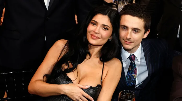 Kylie Jenner katıldığı törende beğeni topladı