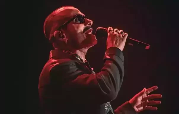 Gökhan Türkmen yeni imajıyla sahneye çıktı