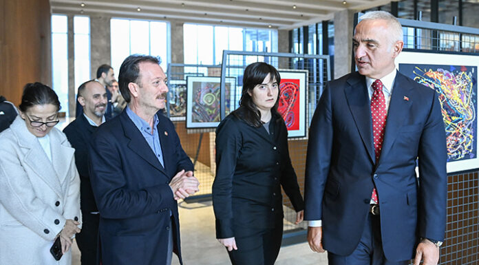 ‘Sanat iyileştirir’ sergisi davetle açıldı