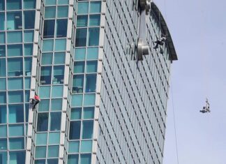 Güvenlik ekipmanı olmadan 101 katlı gökdelene tırmandı