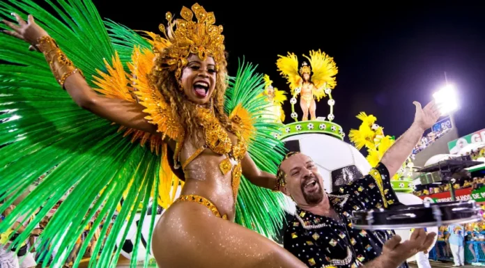 Rio Karnavalı samba geçitleriyle başladı