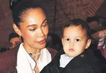 Babasını yalnız bırakmadı