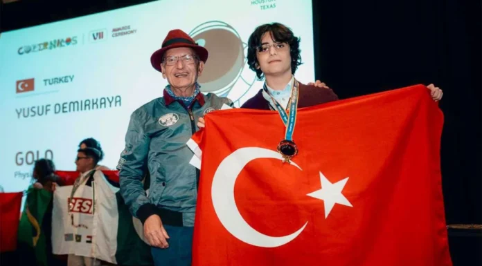Yusuf Demirkaya fizik ve astronomi alanında altın madalya kazanarak dünya birincisi oldu
