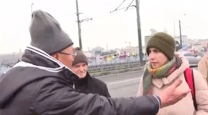 Galata Köprüsü’nde akılalmaz olay: “Veganım” diyerek balıkları denize döktü