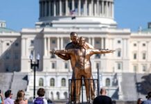 Trump ve Epstein’ın Titanik heykeli