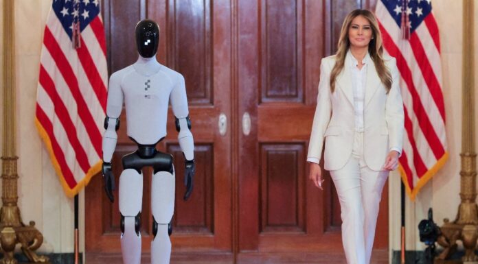 Melania Trump, Beyaz Saray’daki törene robotla geldi