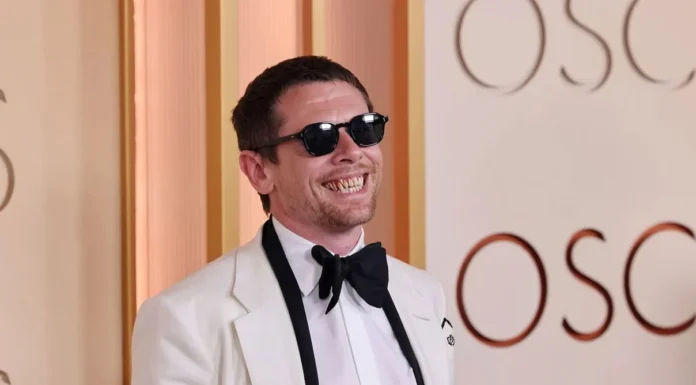 Jack O’Connell kırmızı halıda vampire dönüştü: ‘Sinners’ ile Oscar’a damga vurdu