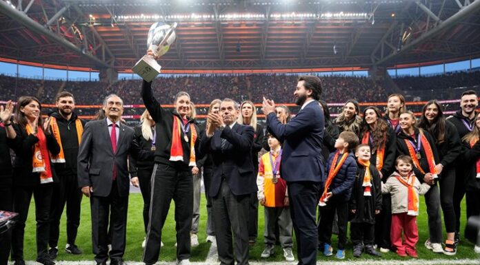 CEV Cup şampiyonu Galatasaray Daikin taraftarıyla buluştu