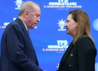 Burcu Köksal Ak Parti rozetini taktı