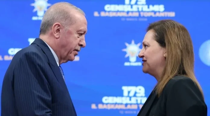 Burcu Köksal Ak Parti rozetini taktı