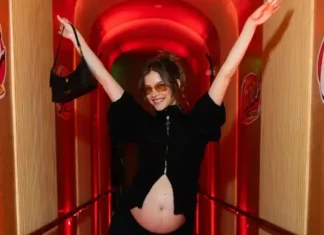 BARBARA PALVIN’DEN KARNI BURNUNDA POZ