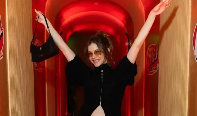 BARBARA PALVIN’DEN KARNI BURNUNDA POZ
