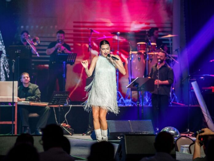 seval-sam-merit-royal-diamond-konser-sahne-performansi-turizmajansi_34311