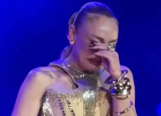 ZİYNET SALİ KONSERDE GÖZYAŞLARINI TUTAMADI