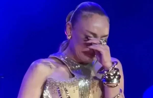 ZİYNET SALİ KONSERDE GÖZYAŞLARINI TUTAMADI
