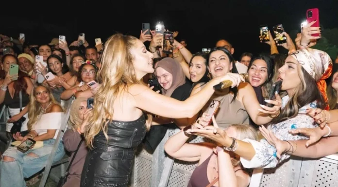 HADİSE, MÜNİH’TE SEVENLERİYLE BİR ARAYA GELDİ