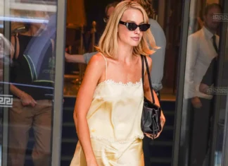 MARGOT ROBBIE PARİS’TE ANNESİYLE GÖRÜNTÜLENDİ